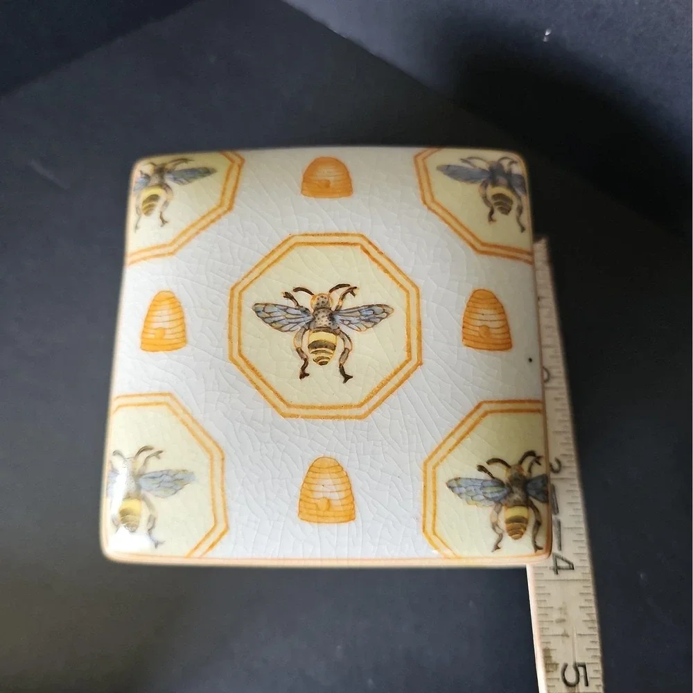Homart ceramic bee
